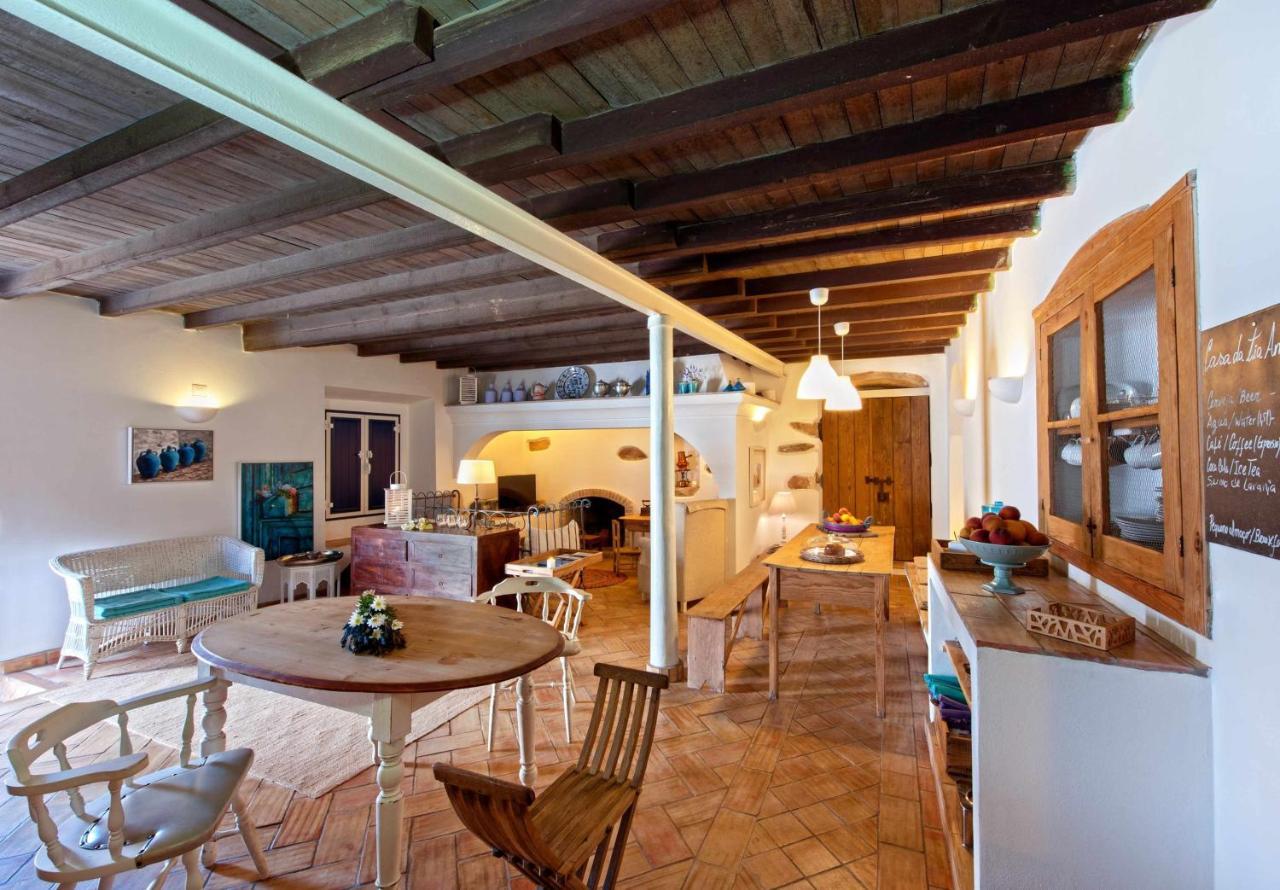 Casa Da Tia Amalia Hostel แมร์โตลา ภายนอก รูปภาพ