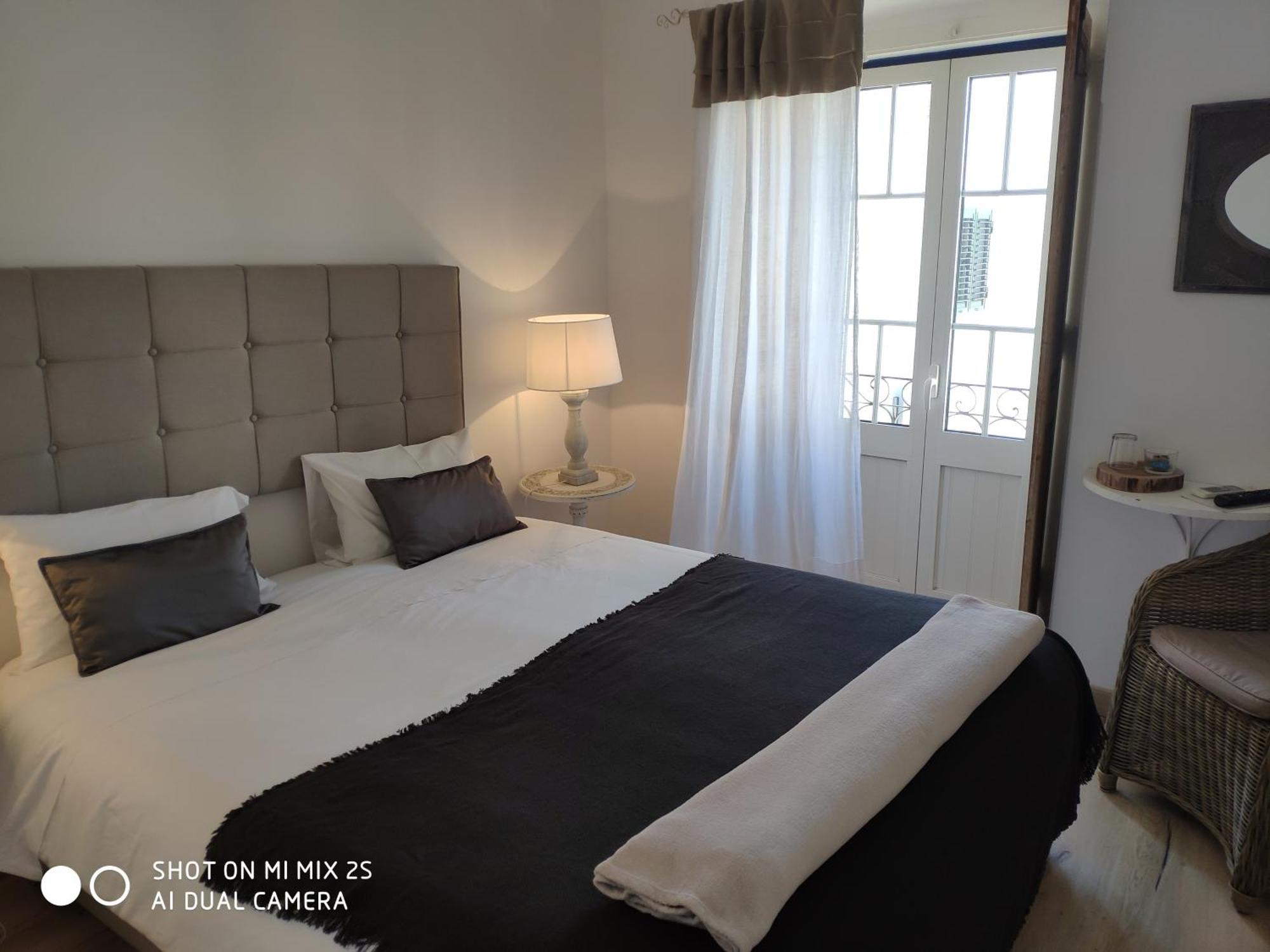 Casa Da Tia Amalia Hostel แมร์โตลา ภายนอก รูปภาพ
